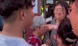 插队女子被邻居爆料视频,邻里矛盾引发社会热议